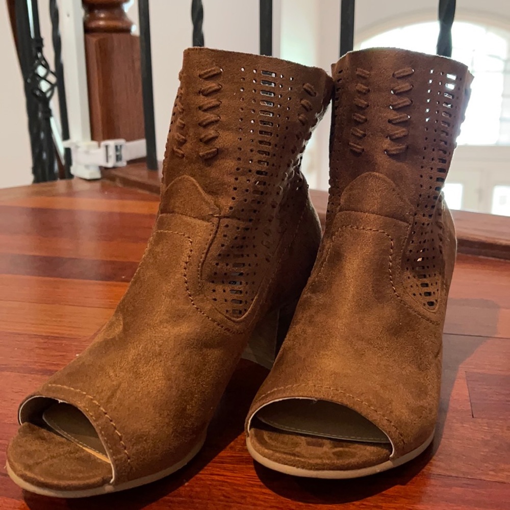 Suede open toed chunky heel boot